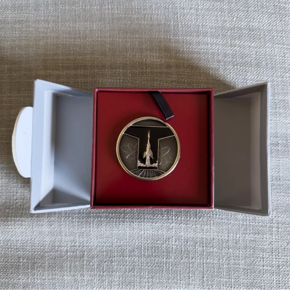 Brand New 2015 Disney Tomorrowland Rocket Jumbo Pin LE 200 Rare Movie Logo